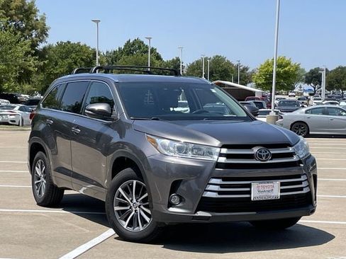 Used 2018 Toyota Highlander XLE FWD image 2