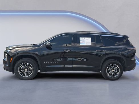 Used 2025 Chevrolet Traverse LT FWD image 2