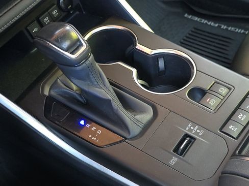 Used 2020 Toyota Highlander XLE image 25