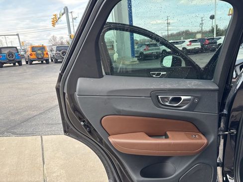 Used 2023 Volvo XC60 B5 Plus image 27