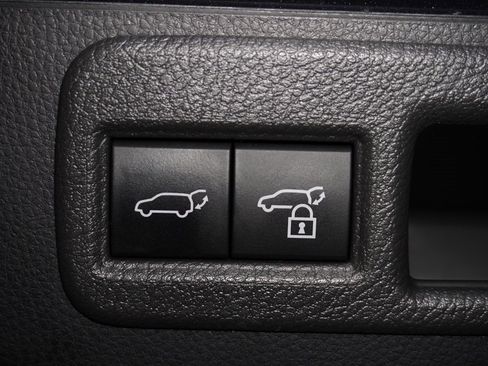 Used 2022 Toyota Venza XLE image 9