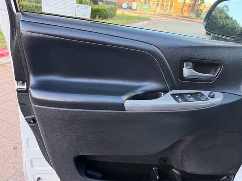 Used 2015 Toyota Sienna SE Premium FWD image 50