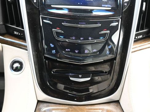Used 2019 Cadillac Escalade Premium Luxury AWD/4WD image 22