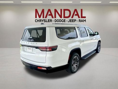Used 2025 Jeep Wagoneer L Series II AWD/4WD image 6