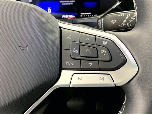 Certified 2022 Volkswagen Taos SE w/ Panoramic Sunroof Package image 16