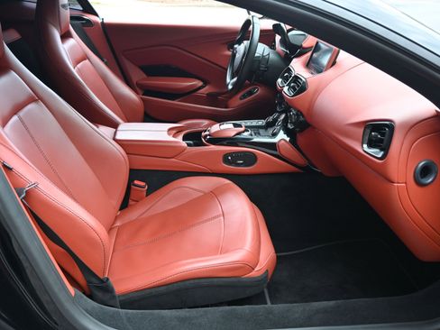 Used 2021 Aston Martin V8 Vantage Coupe image 22