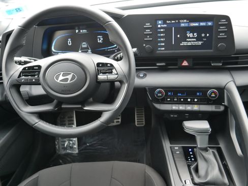 Used 2025 Hyundai Elantra Sport image 15