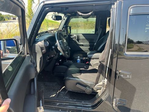 Used 2017 Jeep Wrangler Unlimited Sahara AWD/4WD image 6
