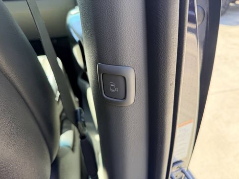 Used 2018 Kia Sedona EX FWD image 46