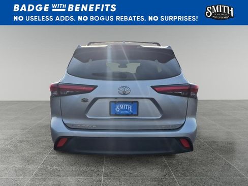 Used 2022 Toyota Highlander XLE AWD/4WD image 5