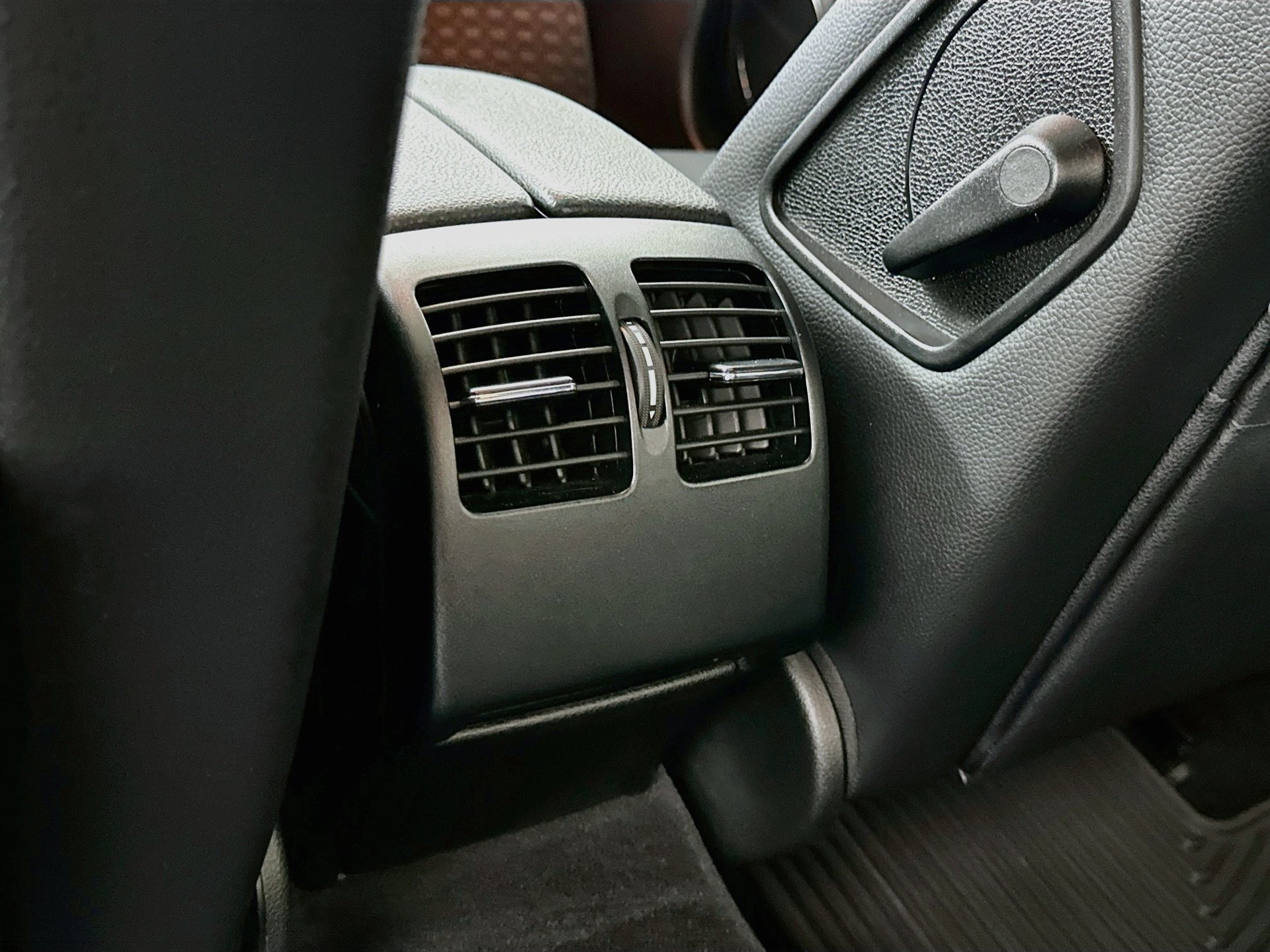 Used 2010 Mercedes-Benz C 300 Sedan image 29
