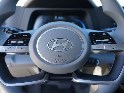 Used 2025 Hyundai Elantra SE image 9