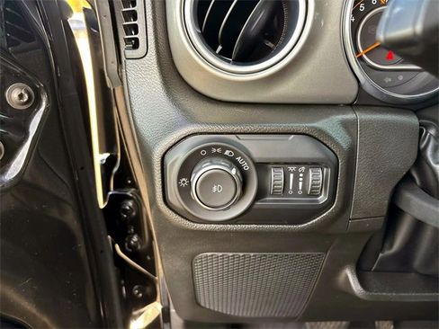 Used 2022 Jeep Wrangler Unlimited Sahara image 18