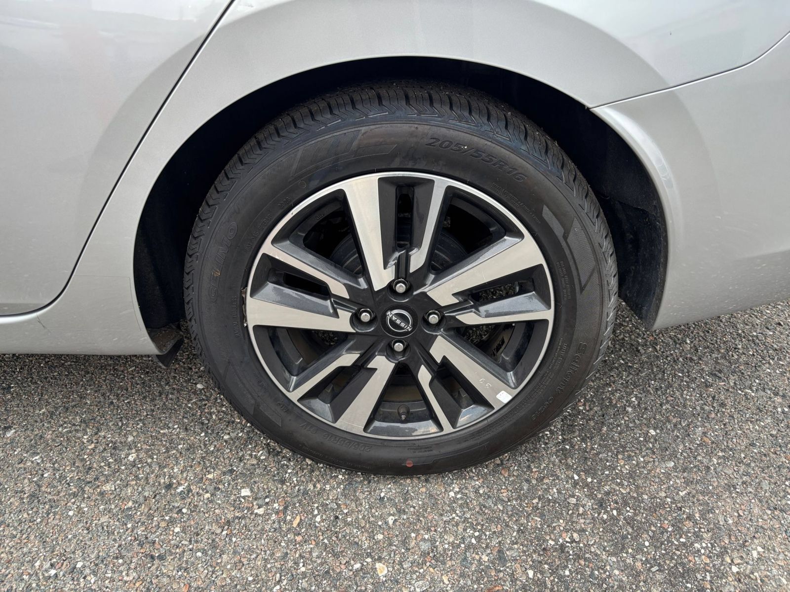 Used 2025 Nissan Versa SV FWD image 27