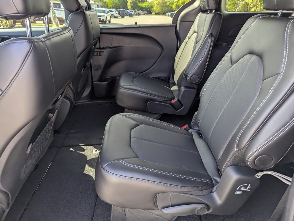 New 2026 Chrysler Pacifica Select w/ S Appearance Package FWD image 10