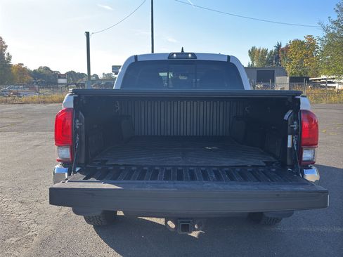 Used 2018 Toyota Tacoma SR5 image 8