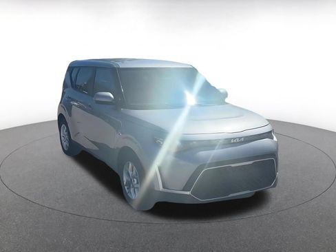 Used 2025 Kia Soul LX w/ LX Technology Package FWD image 7