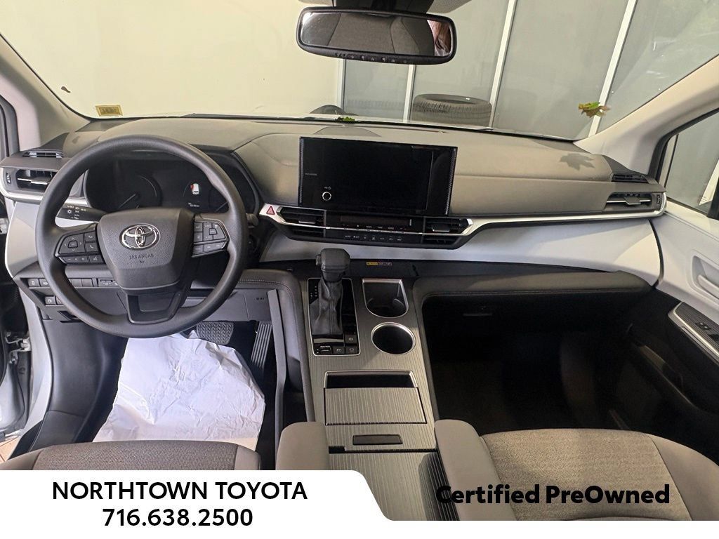Used 2025 Toyota Sienna LE w/ LE Plus Package AWD/4WD image 17
