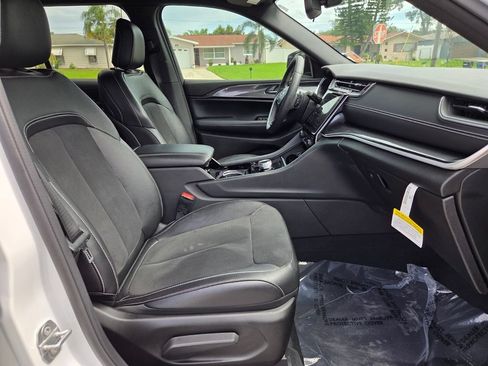 Used 2023 Jeep Grand Cherokee Altitude AWD/4WD image 19