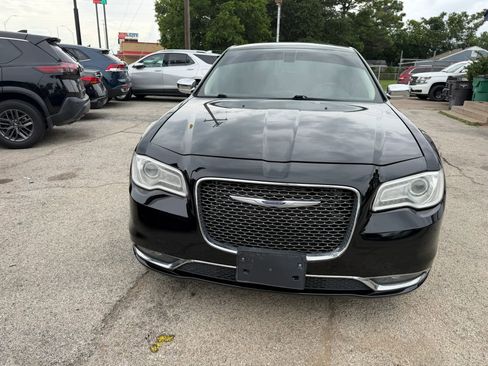 Used 2019 Chrysler 300 Limited RWD image 3