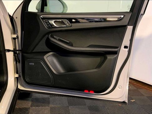 Certified 2024 Porsche Macan S AWD/4WD image 26