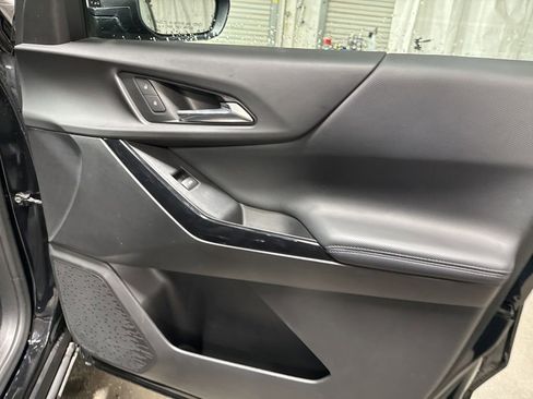 Used 2025 Chevrolet Equinox LT FWD image 11
