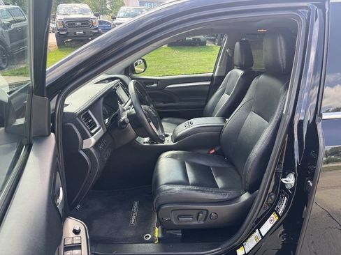 Used 2018 Toyota Highlander XLE AWD/4WD image 11