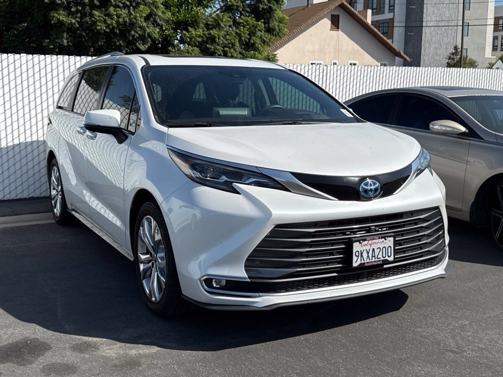 Certified 2024 Toyota Sienna Platinum FWD image 1