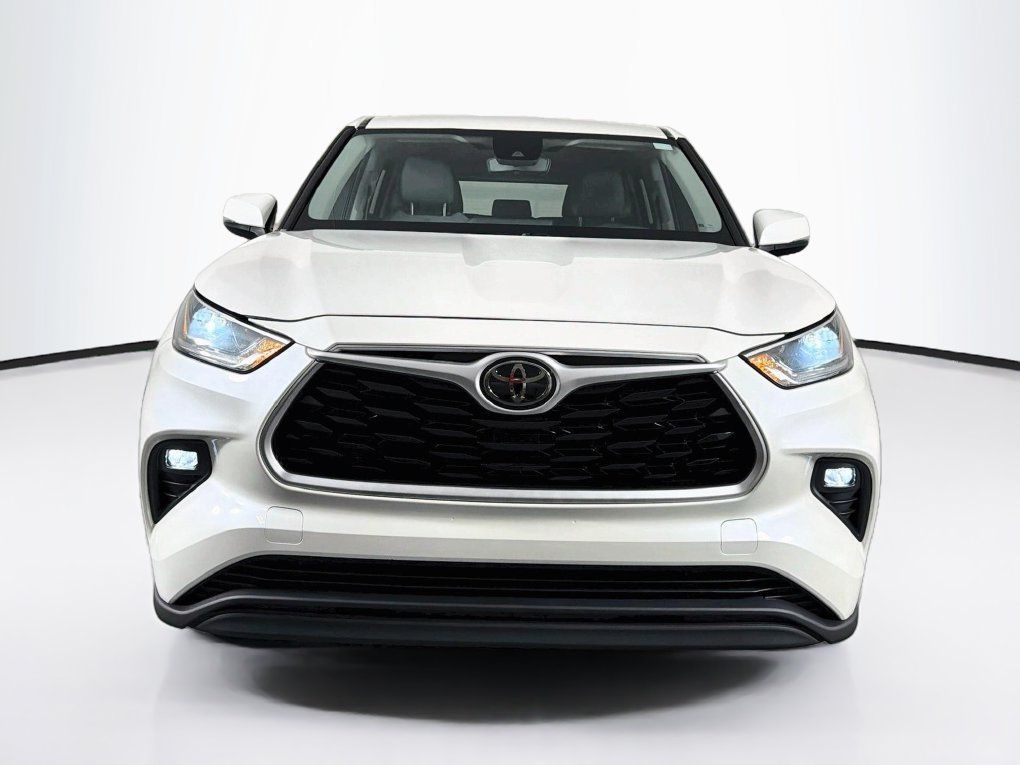 Used 2021 Toyota Highlander LE FWD image 2