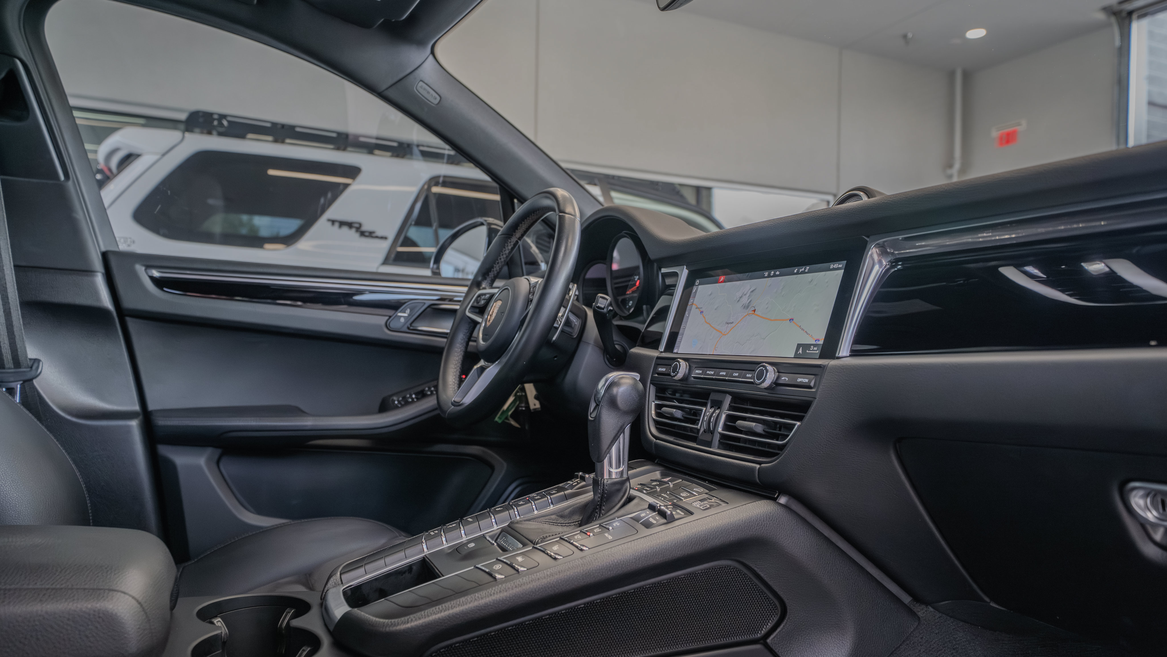 Used 2020 Porsche Macan AWD/4WD image 18