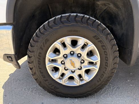 Used 2024 Chevrolet Silverado 2500 LT AWD/4WD image 9