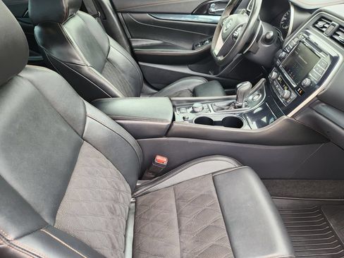Used 2022 Nissan Maxima SR w/ Sport Mat Group FWD image 15