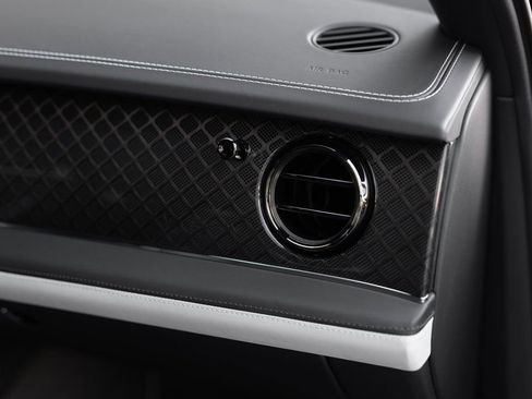 Used 2025 Bentley Bentayga AWD/4WD image 28