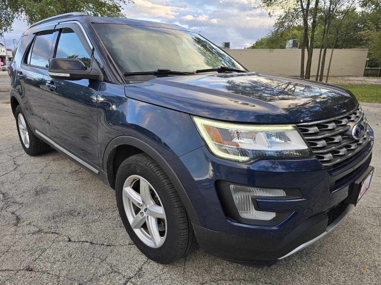 Used 2017 Ford Explorer XLT w/ Equipment Group 202A AWD/4WD image 3