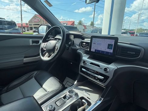 Used 2022 Ford Explorer XLT w/ Equipment Group 202A AWD/4WD image 48