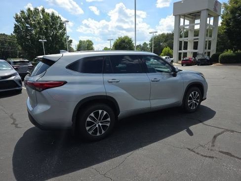 Used 2020 Toyota Highlander XLE AWD/4WD image 7