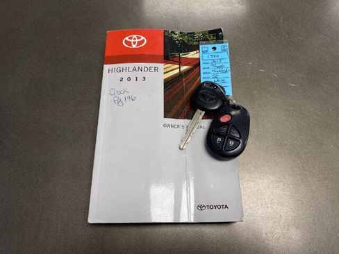 Used 2013 Toyota Highlander SE image 30