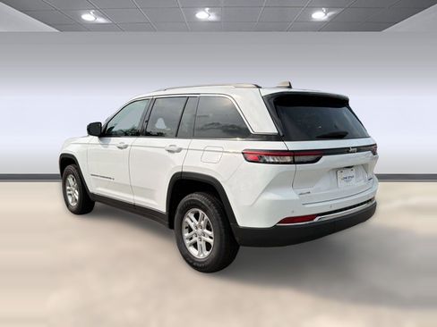 Used 2023 Jeep Grand Cherokee Laredo w/ Luxury Tech Group I AWD/4WD image 3