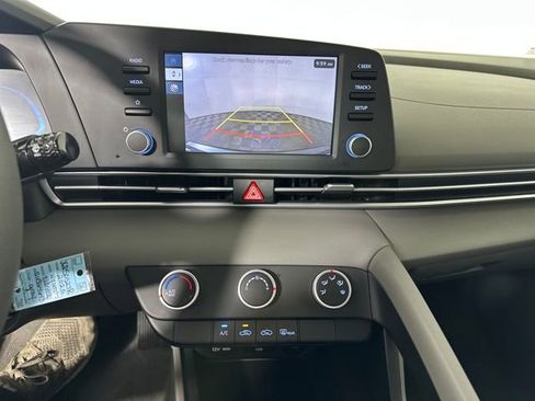 Used 2025 Hyundai Elantra SE w/ Cargo Package image 22