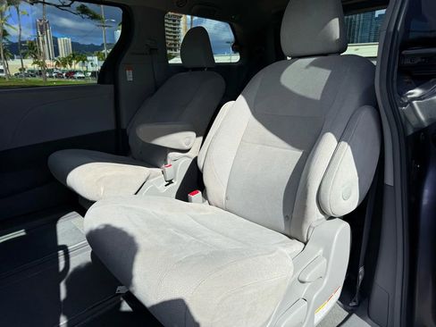 Used 2019 Toyota Sienna L image 11