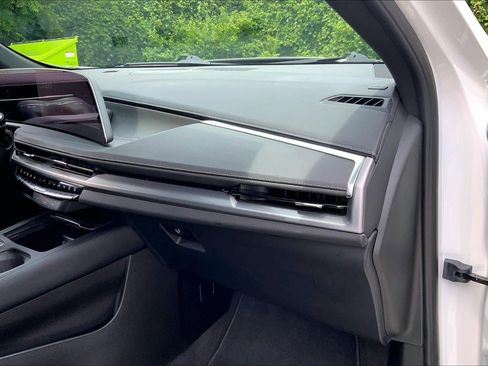Used 2025 Cadillac XT4 Premium Luxury FWD image 17