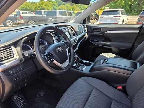 Used 2019 Toyota Highlander LE image 11