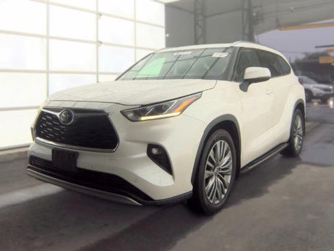 Used 2020 Toyota Highlander Platinum FWD image 1