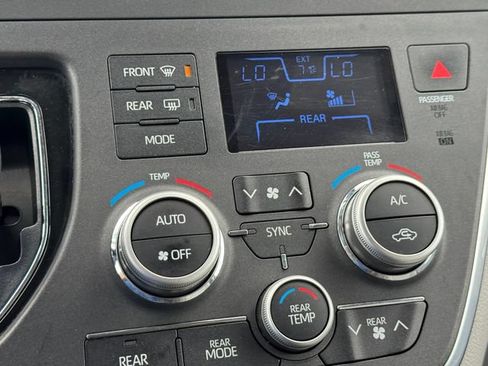 Used 2018 Toyota Sienna LE FWD image 14