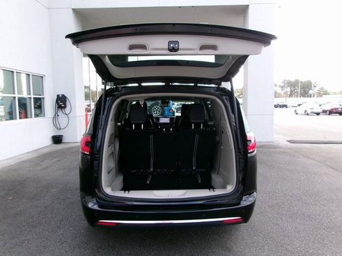 Used 2024 Chrysler Pacifica Touring-L image 21