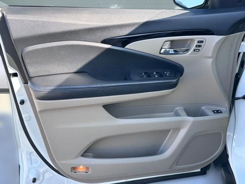 Used 2017 Honda Pilot Elite image 12