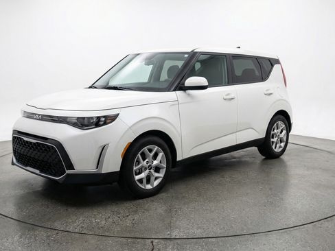 Used 2025 Kia Soul LX w/ LX Technology Package FWD image 3