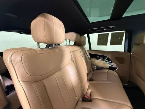Certified 2025 Land Rover Range Rover Long Wheelbase SE AWD/4WD image 32