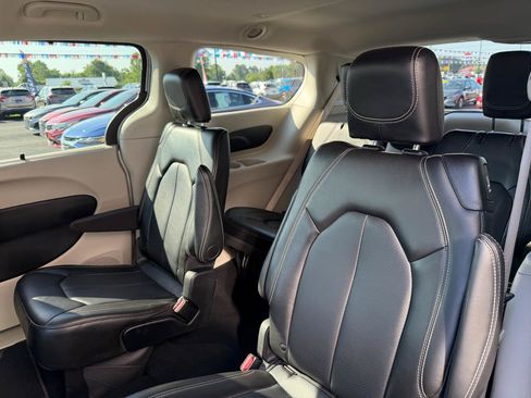 Used 2024 Chrysler Pacifica Touring-L FWD image 17