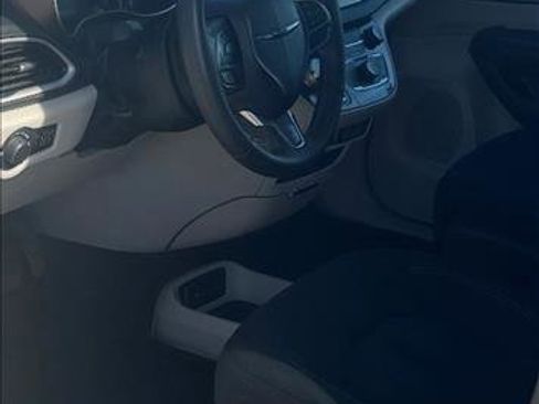 Used 2022 Chrysler Voyager LX image 10